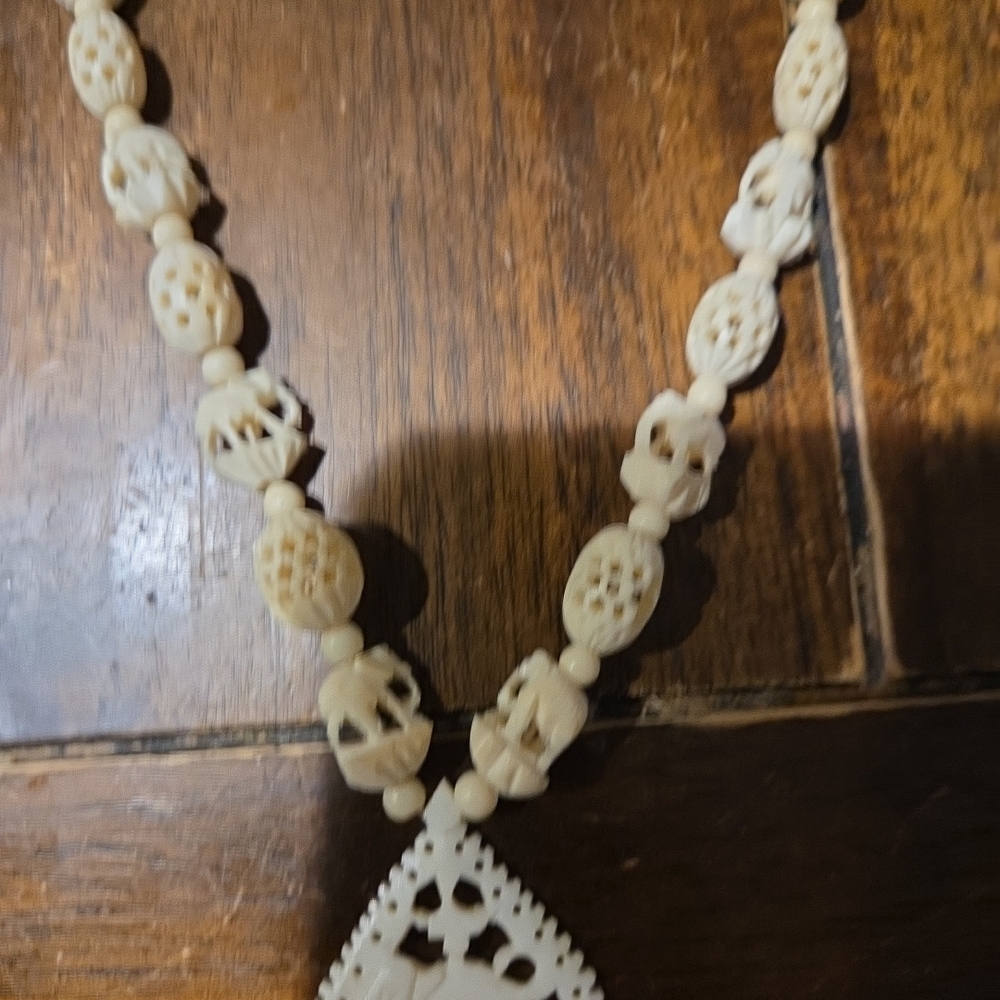 Elegant Cream Beaded‎ Necklace with Elephant Pendant - Picture 2 of 3